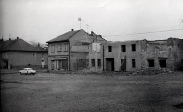 15.10.1975 - Asanácia starých budov na námestí. Na 15.10.1975 - Asanácia starých budov na námestí. Na