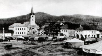 Juhovýchodná časť námestia z obdobia 1905-1912 Juhovýchodná časť námestia z obdobia 1905-1912