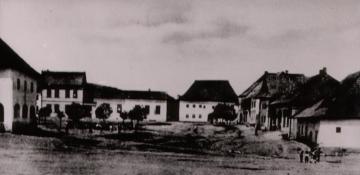 Juhozápadný pohľad na námestie, rok 1903 Juhozápadný pohľad na námestie, rok 1903