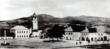 Juhozápadný pohľad na námestie, rok 1903 Juhozápadný pohľad na námestie, rok 1903