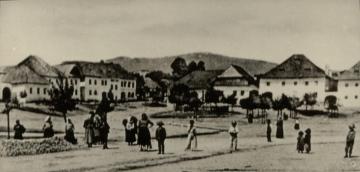 Severozápadný pohľad na námestie, rok 1903 Severozápadný pohľad na námestie, rok 1903
