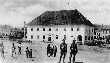 Stará budova radnice okolo roku 1905 Stará budova radnice okolo roku 1905