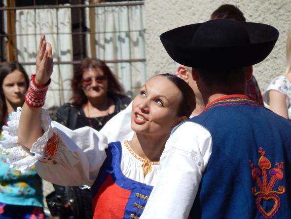 Stavanie mája vo Vyšehradnom Stavanie mája vo Vyšehradnom