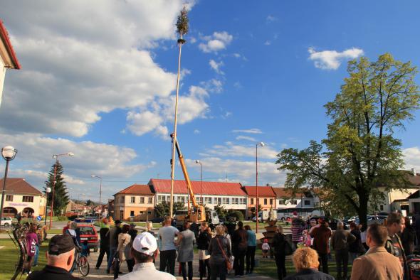 Stavanie mája Stavanie mája