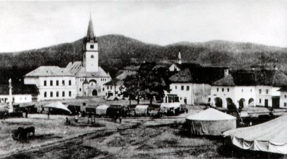 Juhovýchodná časť námestia počas konania jarmoku (rok cca 1905-1912) Juhovýchodná časť námestia počas konania jarmoku (rok cca 1905-1912)
