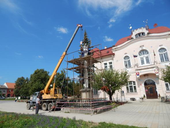 Premiestnenie sochy žeriavom Premiestnenie sochy žeriavom