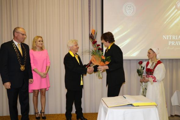 Ocenenie pani Alice Matušíkovej DiS. art. za celoživotnú pedagogickú a umeleckú činnosť v ZUŠ a speváckom zbore TENEREZZA. Ocenenie pani Alice Matušíkovej DiS. art. za celoživotnú pedagogickú a umeleckú činnosť v ZUŠ a speváckom zbore TENEREZZA.