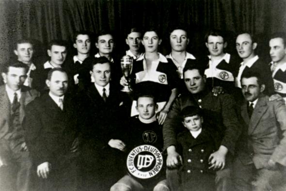 FC Juventus Nemecké Pravno, víťaz súťaže moloklubov hornej Nitry o pohár časopisu Športový deň. V strede kapitán mužstva Alois Zeisel s trofejou (rok 1932) FC Juventus Nemecké Pravno, víťaz súťaže moloklubov hornej Nitry o pohár časopisu Športový deň. V strede kapitán mužstva Alois Zeisel s trofejou (rok 1932)